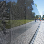 Vietnam Veterans Memorial - beeindruckend, dass noch heute Menschen anderen Menschen dabei helfen, die eingravierten Namen ihrer Angehörigen zu finden.