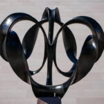 Das Kontinuum von Charles O. Perry (1929–2011), US-amerikanischer Bildhauer.