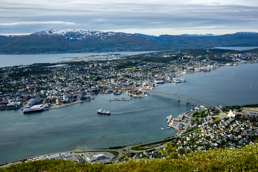 Die Brücke Tromsøbrua verbindet die Insel Tromsøya mit dem Festland.